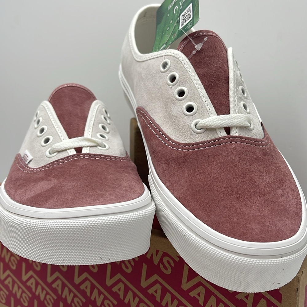 Vans WMNS Authentic
Pig Suede Withered Rose
VN000BW5CHO
Sneakers - Picture 5 of 16
